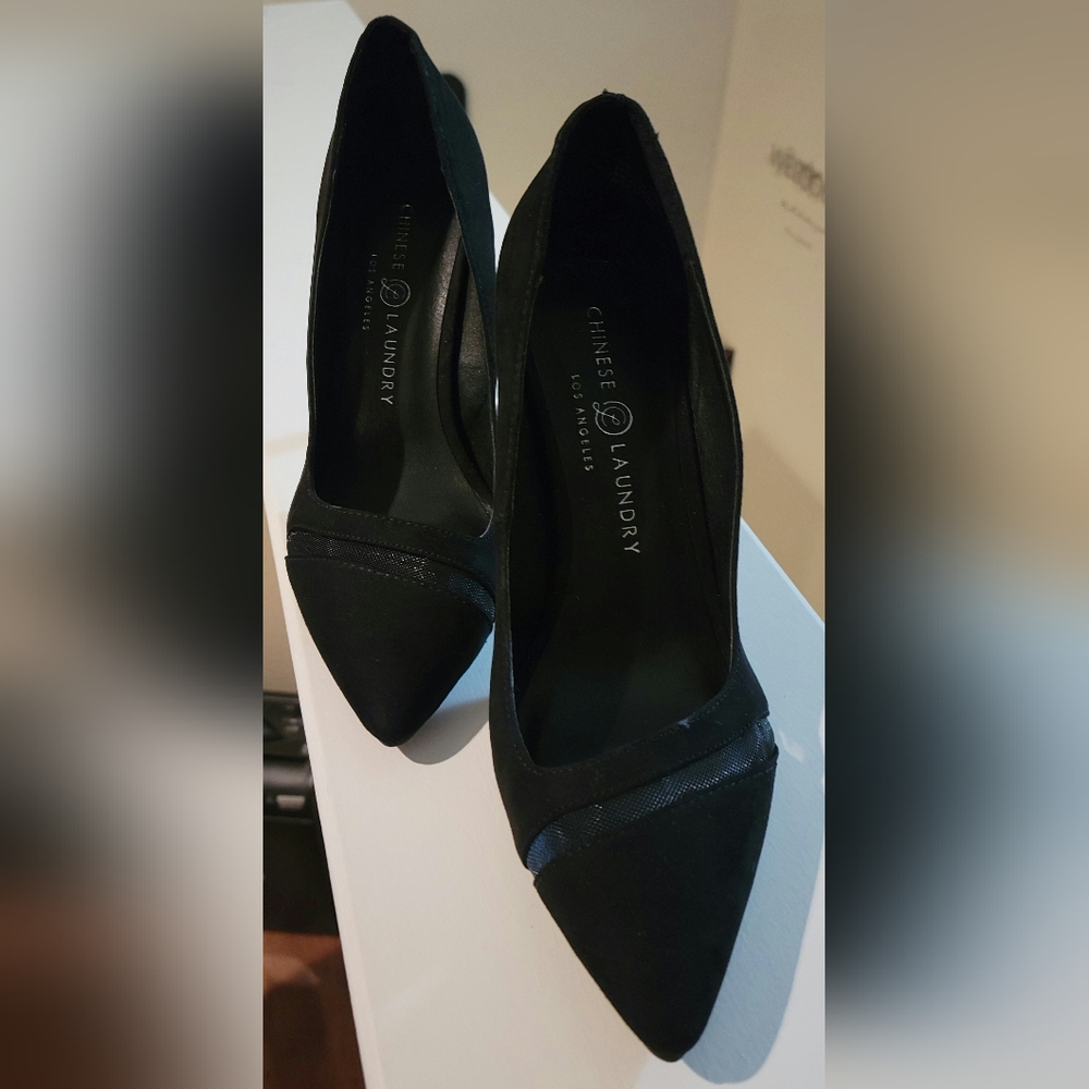 NWOT!! CHINESE LAUNDRY BLACK PUMPS